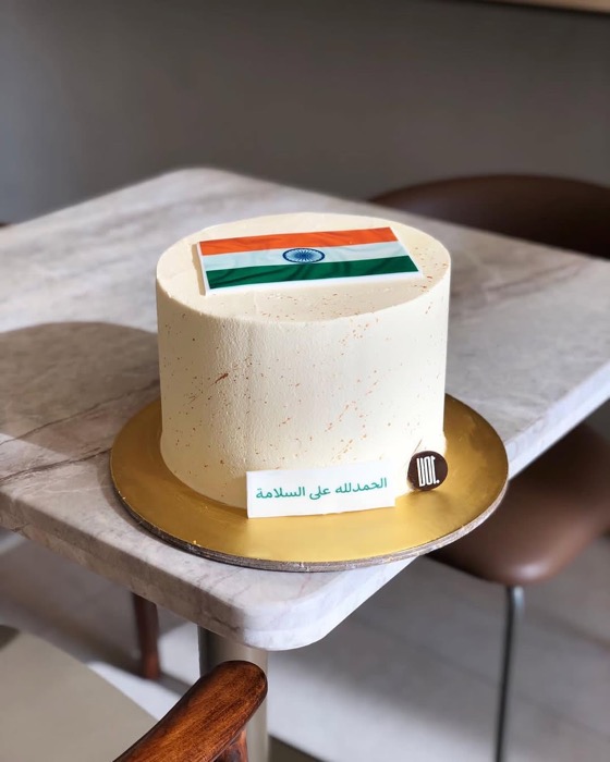 كيك الحمد لله على السلامة مكتوب عليها «الحمد لله على السلامة» من دوت كيك آرت في الأحساء والخبر