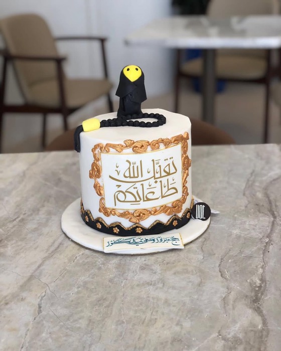 كيك يوم الأم مكتوب عليها «تقبل اللّهة طَاعَانكمَ جٌ مَبَزْوْزَوَسَمحشيْثَ» من دوت كيك آرت في الأحساء والخبر
