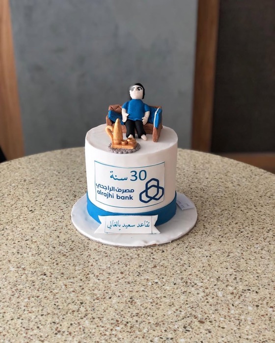 كيك تقاعد مكتوب عليها «30 سنة مصرف الراجحي alrajhi bank تقاعد سعيد يالغالي» من دوت كيك آرت في الأحساء والخبر