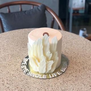 White cake with white chocolate feather shards, by DOT Cake Art