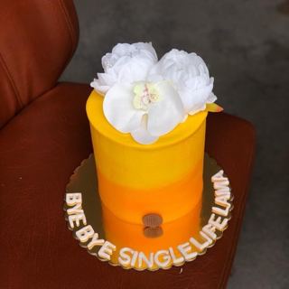 كيكة برتقالية متدرجة بورد أبيض وأوركيد لتوديع العزوبية من دوت كيك آرت