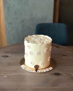 White cake with tiny daisies, farewell, by DOT Cake Art