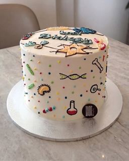 DOT Cake Art 出品：白色蛋糕，带彩色科学图案