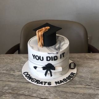 كيكة رخامية رمادية بقبعة تخرج وشهادة وعبارة You Did It من دوت كيك آرت