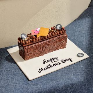 Rectangular chocolate cake for Mother's Day, by DOT Cake Art