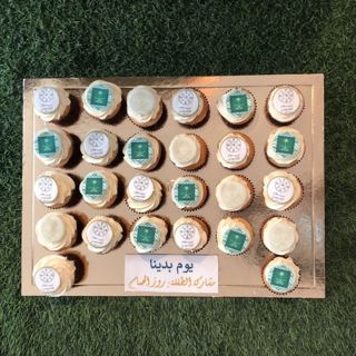 White and green cupcakes for Founding Day, by DOT Cake Art