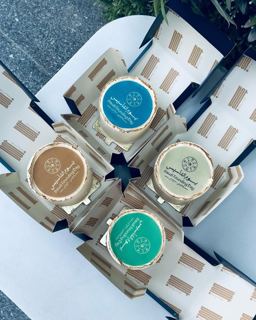 Four mini cakes in earthy tones for Founding Day, by DOT Cake Art