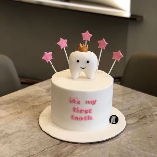 DOT Cake Art 出品：白色蛋糕，牙齿卡通与粉色星星