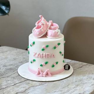 DOT Cake Art 出品：白色蛋糕，粉色婴儿鞋与花朵