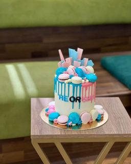 DOT Cake Art 出品：白色蛋糕，马卡龙与粉蓝淋面，性别揭晓