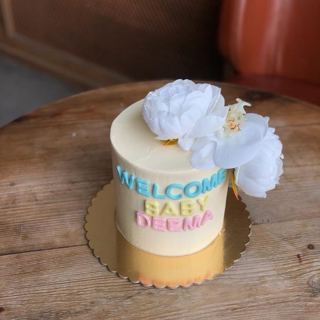 كيكة بيج بورد أبيض وحروف ملونة Welcome Baby من دوت كيك آرت