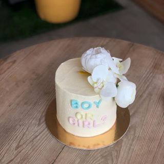 كيكة بيج بورد أبيض وأوركيد وعبارة Boy or Girl من دوت كيك آرت