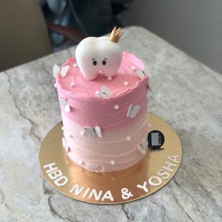 DOT Cake Art 出品：粉色蛋糕，戴皇冠的牙齿卡通