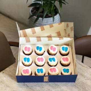 DOT Cake Art 出品：纸杯蛋糕，粉蓝婴儿脚印
