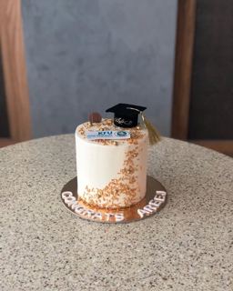 DOT Cake Art 出品：白色毕业蛋糕，学士帽与费萨尔国王大学标志