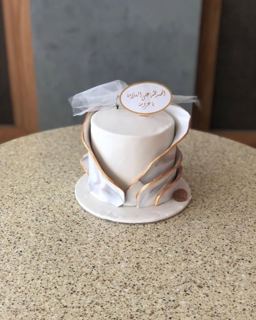 DOT Cake Art 出品：白色蛋糕，金边薄纱与祝福卡
