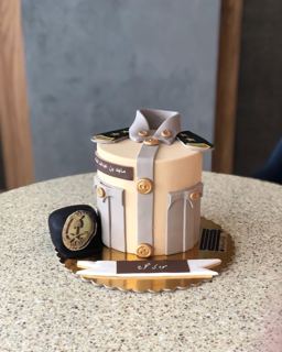 DOT Cake Art 出品：米色军装造型蛋糕，贝雷帽与军衔