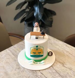 DOT Cake Art 出品：白色蛋糕，带办公男子与政府机构标志