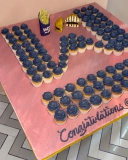 DOT Cake Art 出品：蓝色纸杯蛋糕拼成大字母，配祝贺语