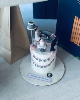 DOT Cake Art 出品：白色蛋糕，带办公人偶与退休快乐字样