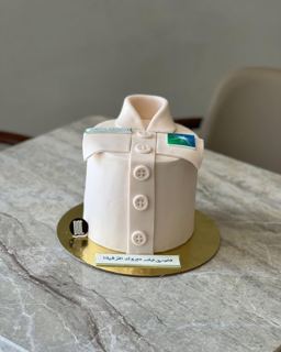 DOT Cake Art 出品：白色长袍造型蛋糕，带阿美公司标志