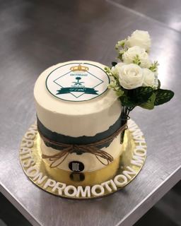 DOT Cake Art 出品：白金色蛋糕，带政府机构标志与白玫瑰