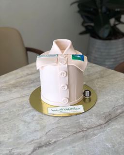 DOT Cake Art 出品：白色长袍造型蛋糕，带阿美公司标志
