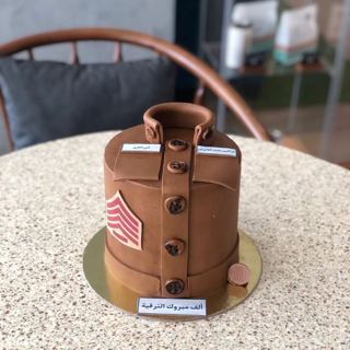 DOT Cake Art 出品：棕色军装造型蛋糕，带军衔徽章
