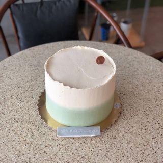 DOT Cake Art 出品：白绿色蛋糕，配升职祝贺字样