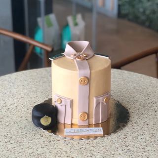 DOT Cake Art 出品：米色军装造型蛋糕，带军帽