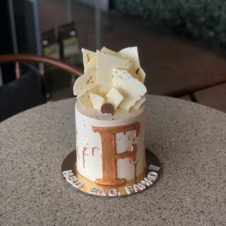 DOT Cake Art 出品：白色蛋糕，带白巧克力碎片与金色笔触