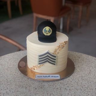 DOT Cake Art 出品：白色蛋糕，带军帽、军衔条纹与升职祝贺