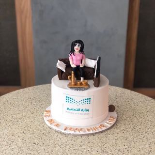 DOT Cake Art 出品：白色蛋糕，带教师人偶与教育部标志