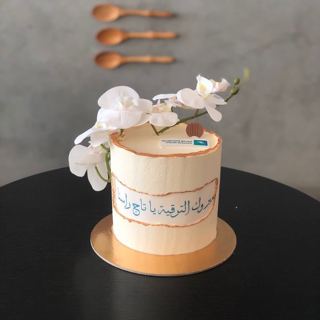 DOT Cake Art 出品：白色蛋糕，带兰花与升职祝贺字样