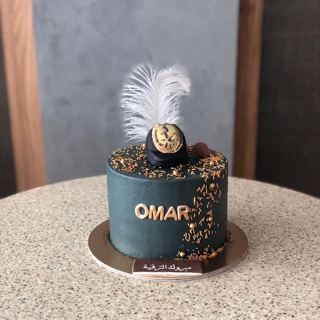 DOT Cake Art 出品：墨绿色蛋糕，带金色泼点与羽饰头环