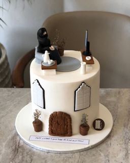 DOT Cake Art 出品：白色蛋糕，带伏案女性与传统门窗