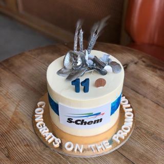 كيكة كريمية بحزام أزرق وشعار S-Chem وأوركيد فضي ورقم 11 وتهنئة ترقية من دوت كيك آرت