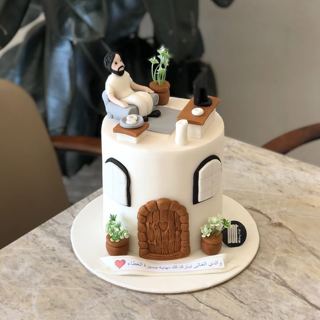 DOT Cake Art 出品：白色蛋糕，带办公男子、传统木门与绿植