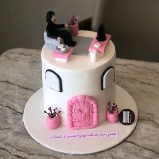 DOT Cake Art 出品：白色蛋糕，带办公女性与粉色传统木门