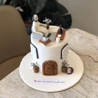 DOT Cake Art 出品：白色蛋糕，带伏案男子、传统木门与花盆