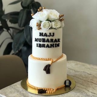 White cake with roses and prayer beads for Hajj, by DOT Cake Art