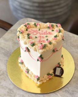 DOT Cake Art 出品：白色心形蛋糕，带粉色小玫瑰